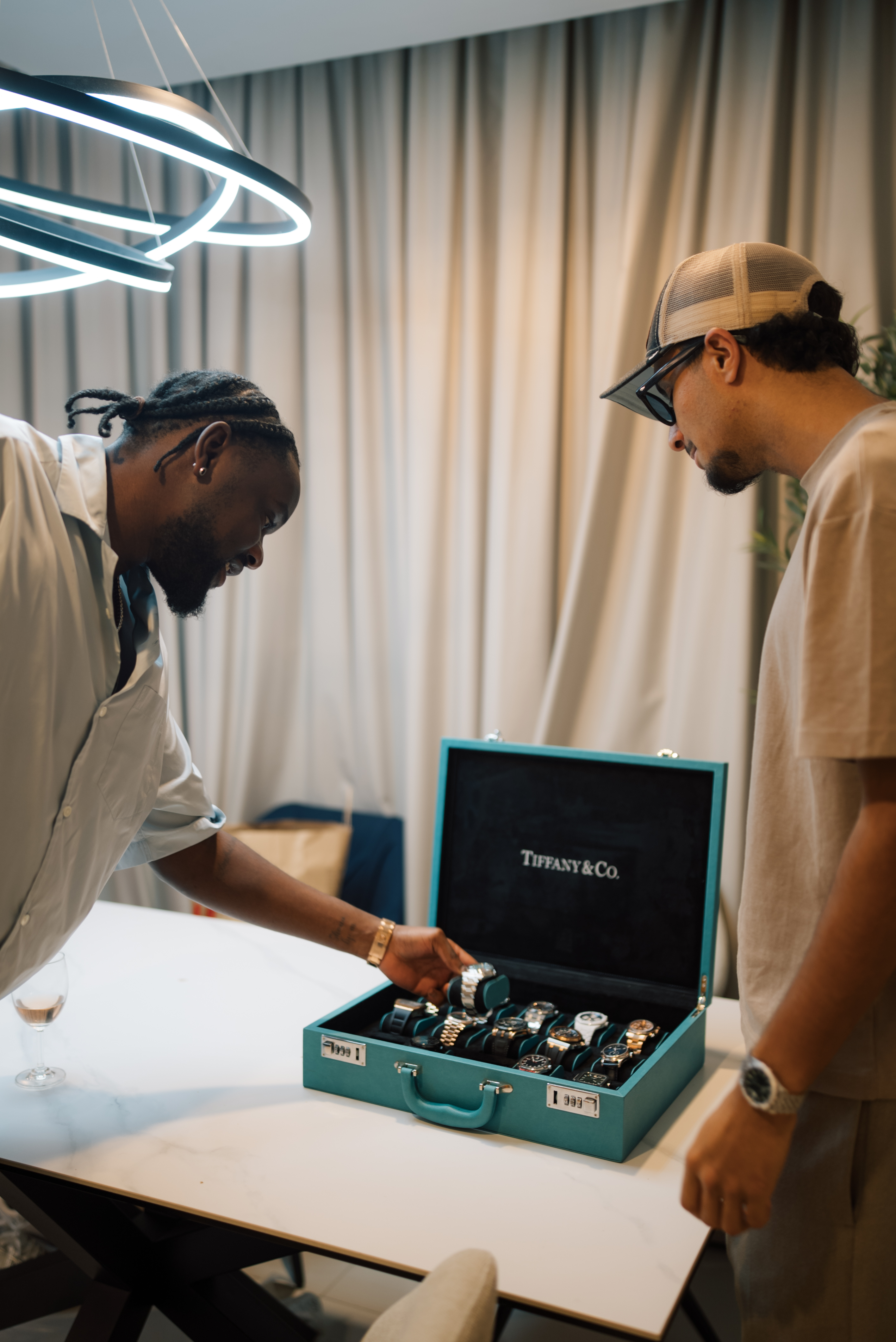 Amine remettant une commande de montres à Guy2Bezbar